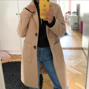 Beige kappa - Helt ny kappa från asos 🌹 Storlek 34 men passar XS-mindre M 🌹 köptes för 500kr 🌹 kappan slutar vid knäna på mig som är 160cm 🌹 