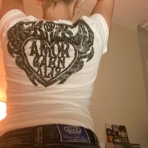 Tshirt!! - Supernajs tshirt me utstickande detalj på ryggen! Jag är en storlek s!