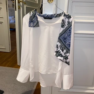 Vit blus med krage från Zara - Jättefin blus från Zara i perfekt skick.