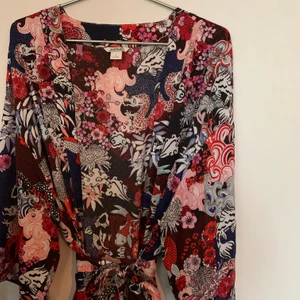 Mönstrad Kimono Size S  - Oanvänd kimono från Monki - strl S