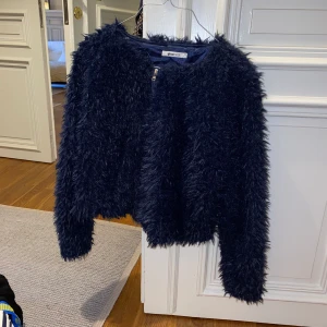 Marinblå pälsjacka - Marinblå pälsjacka från Gina Tricot. Storlek XS. Ser oanvänd ut.