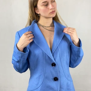 Gerry Weber Kavaj - I toppenskick! Storlek US 12. 85% Ull, 10% Silk och 5% Polamid. SafePay knappen är aktiverad så det går att köpa direkt utan att behöva meddela! Tar annars swish! Använder helst Safepay då det blir säkrare för båda (Safepay tar 10% av betalningen och spårbar frakt på 66kr är inräknad i priset) Om du lägger upp en Instagrambild på ditt köp så får du gärna tagga @thewearbones för att bli featured 🧚🏼🥂 (Skriv gärna om du har eventuella frågor!) 