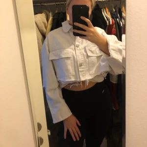 Vit jeansjacka från bershka!  - Vit jeansjacka från bershka som jag klippt själv. Super cool och i bra skick! 