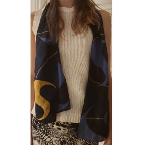 Mörkblå silkes sjal - En väldigt fin 100% silkes sjal. Mycket vackra färger och skönt material att ha att göra med. Längden på den är 144 cm. 