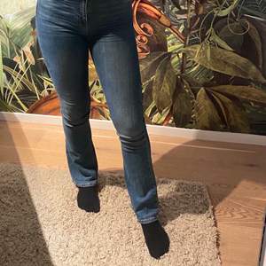 Blåa högmidjade bootcut jeans från Gina tricot💙 Superfint skick! Priset är inkl. frakt och köparen betalar via Swish✨