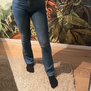 Bootcut jeans - Blåa högmidjade bootcut jeans från Gina tricot💙 Superfint skick! Priset är inkl. frakt och köparen betalar via Swish✨