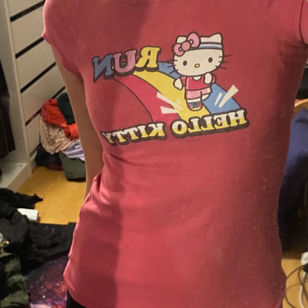 Jättesöt Hello Kitty tröja med text ”run hello kitty”💕. T-shirts.