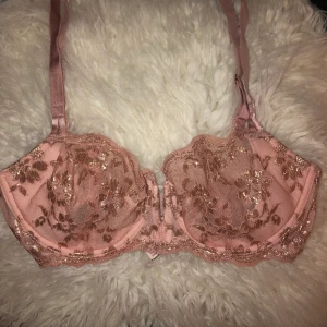 VICTORIA SECRET BRALETTE - Jag känner mest. Skynda fynda. Finaste braletten som finns ute på marknaden, som ni ser på bilden skiner den lite också. Braletten tillhör Victorias Secret ”Dream Angels ” kollektionen. Modellen är  push up men utan någon vadering så bhn formar brösten fint utan någon vadering. Drömmen i en bralette. Mycket sällan använd tyvärr då den ej passade mig.