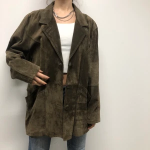 Mockajacka - Fin jacka i grön mocka! Personen är 170cm 🥰