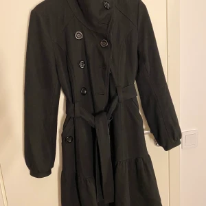 Svart lång kappa - Säljer en svart lång kappa med ballongärm. Passar till storlek S.🖤