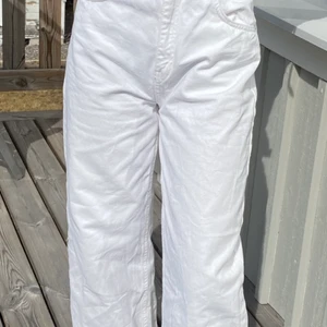 NAKD vita byxor  - Byxor i bra skick, har haft dem i lite mer än ett år men passar inte för mig längre. Jättefina och bekväma, de är storlek 40 men passar nog mer som ett par 38;or. 