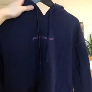 Cropped hoodie lila - Skön lila hoodie köpt på carlings för många år sen. Rätt sparsamt använt så det är bra skick. Passar nog xs-m beroende på hur man vill att den ska sitta, är själv m. Skriv om ni har frågor, köpare står för frakt :)