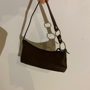 Mini handväska  - Söt mini handväska i mörkbrun färg 💫 har redan en i svart så denna kommer inte till användning. Den är i väldigt fint skick ✨ 