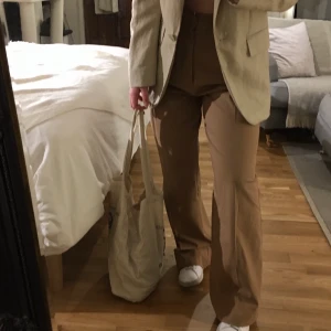 Zara kostymbyxor NYA - Perfekta höstbrallan! Beställde förra veckan under rean men tyckte dom va lite för baggy på mig. Finns inte kvar längre men säljer hellre än att returnera. Rymliga i strl, passar xs - m beroende på fit 🐻  Jag är ca 160 