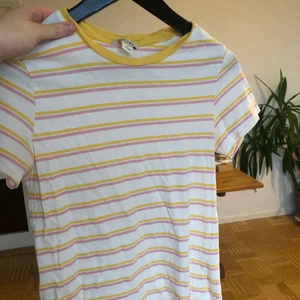 Söt randig tshirt från monki - Inte tight men inte lös passform, lite mittemellan. Söta pastellfärger!! Har ettt pyttelitet hål vid magen (bild 2) , annars är det rätt bra skick. Köpte den på monki för många år sen. S men passar nog lika bra på XS. Skriv om ni har frågor :) 