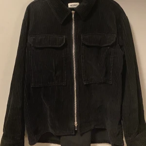 Svart oversize jacka/overshirt - Säljer denna svarta oversize jacka/overshirten, funkar bra som vår jacka men även ”underjacka”. 