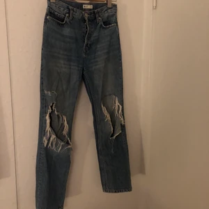 Jeans med hål - Säljer mina tidigare absoluta favorit jeans som tyvärr är för små nu. Extremt snygg passform och hålen är perfekta. Dessa jeans är väl använda men är ändå i ett mycket bra skick! Köpta på Gina Tricot för några år sedan så dessa finns inte kvar att köpa nytt.