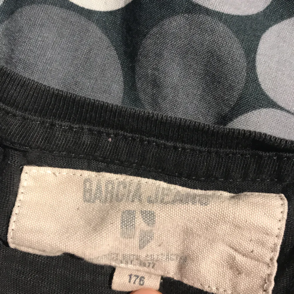 En fin svart t-shirt från Garcia Jeans med en fika på vänstra sidan av bröstet👕 Den har varit använd ofta och är lite sliten,  men den ser nästan precis likadan ut som ny!🤩🙌🏼  📤Köparen står för frakt, 22kr🚚. T-shirts.