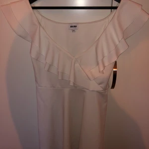 Studentklänning - Studentklänning från bubbleroom. Använd en gång och därför mycket fint skick. Inköpspris 600kr.