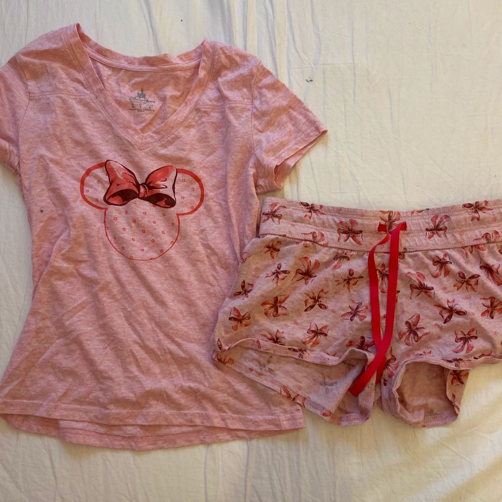 En mysig pyjamas köpt på Disney Land i Los Angeles. 🤎 Båda för 80, en för 30.. Övrigt.