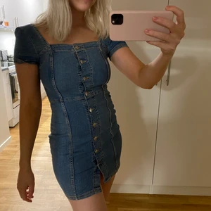 Jeansklänning - Skitsnygg jeansklänning från HM 💙 aldrig använd, 150 + frakt 
