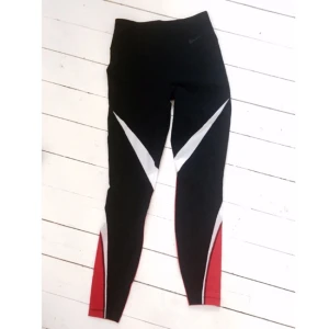  - Oanvänd Nike träningsbyxor i storlek Small.