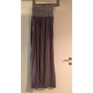  - Grå långklänning från Sixtydays! Använd en gång. Storlek XS - S. 
500kr