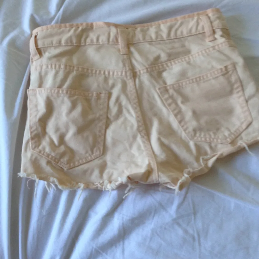 Ljus aprikosfärgade high waisted shorts från BikBok🌸
Super snygga (lite skrynkliga men kan stryka innan leverans) och passar till det mesta✨
Använda men i gott skick 🌻
Tar gärna swisch och frakt tillkommer✨. Shorts.
