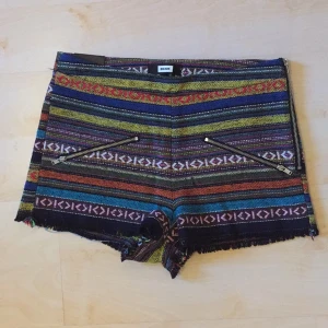  - Snygga mönstrade shorts från Bik Bok i XS. Små i storleken. Höga i midjan och rätt korta över rumpan. Snygga dragkedjor fram och på ena sidan. Aldrig använda. Nypris 200:- Hör av er om frågor! Möts i Tullinge/Stockholm