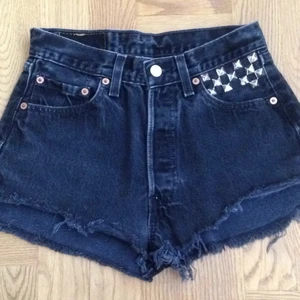  - Fina svarta Levi's 501 med nitar på ena fickan
Strl. 28 men jättesmå, passar en 24/25.