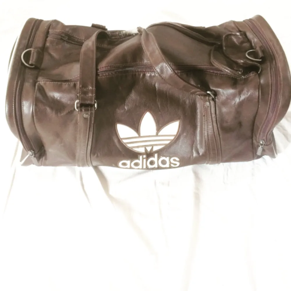 Adidas trunk i brunt och vitt! Perfekt som minsta resväska eller gymväska.. Väskor.