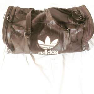 Adidas trunk i brunt och vitt! Perfekt som minsta resväska eller gymväska.