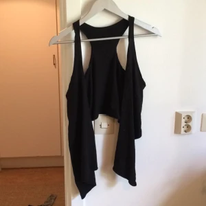  - One size lång öppen topp, svart.