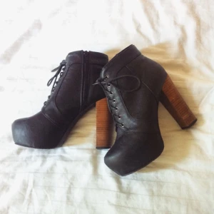  - Jeffrey Campbell liknande klackskor i storlek 40. Knappt använda och i bra skick. Någon repa kan finnas, men inget synligt. Köpta för 700kr för ett litet tag sen.