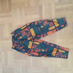  - Byxor i silke och bomull. Smala i midjan men pösiga i benen. 