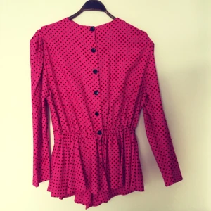  - 80-talsdisco från Berlin!  Riktigt snygg 80-talspärla med markerad midja och puffiga ärmar! Säljes pga för stor. Skulle säga att det är en storlek medium, men passar en S om man är lite längre till växten eller har en förkärlek till 80-talet och dess puffigheter!