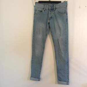 Snygg slim jeans från Cheap Monday. Lite slitningar på framsidan, snygga detaljer såsom sömmarna. 
Har Swish, köparen betalar frakten
