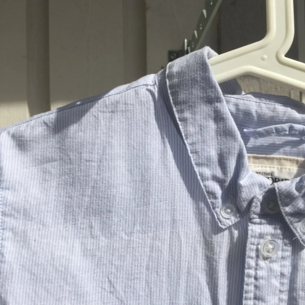 En stilren skjorta från Bikbok

Kan mötas i Stockholm annars funkar frakt och har swish! . Skjortor.