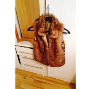  - päls väst från Nelly i storlek S. (Ej äkta päls) Använt några fåtal gånger. (Nypris 399:-)