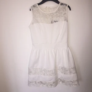  - Vit söt klänning från SheIn i Storlek XS/S. Den är kort och har fina detaljer, dock är underkjolen kort och därför ser man trosorna men det går jättebra att ha shorts under eller en lång kofta. Endast använd en gång. Kan mötas upp i Stockholm eller skicka på post mot ev frakt :) 