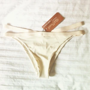  - Portobrazil bikini trosor, nya med tags och trosskydd! Färgen är off white. 150kr eller högst erbjudande. Nypris 299kr!