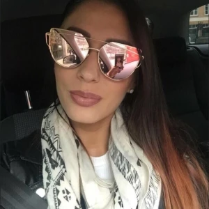  - Aldrig använda solglasögon.
Cat eyes. Skiftar i ljus rosa och guld mellan åt. 
Guldiga bågar. Boxen till glasögonen medföljer

Frakt 35kr

Swish eller BANKÖVERFÖRING