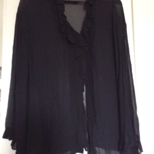  - Svart blus