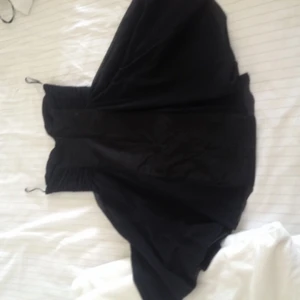  - Elise Ryan från London. 
Svart klänning använd en gång. Jättefin men jag kan inte ha den längre. 