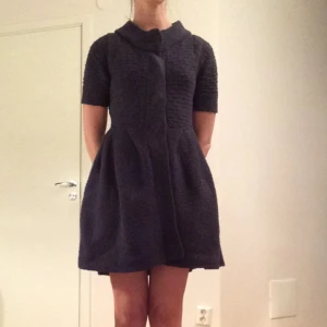  - Klänning från Burberry, med tryckknappar framtill. I fint skick. 