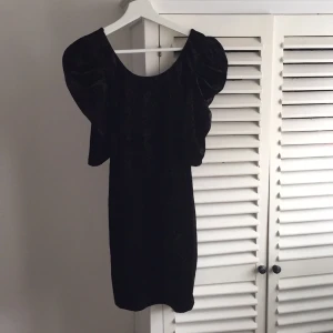  - Sammetsklänning från Hm med puff armar.
Enbart använd fåtal gånger.
