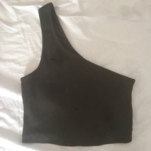  - Svart one shoulder crop top! Använd bara typ 1-2 gånger