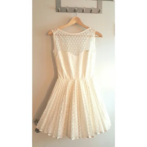  - Jättesöt crème-färgad klänning i storlek S. Använd en gång. Längd = 77 cm. 