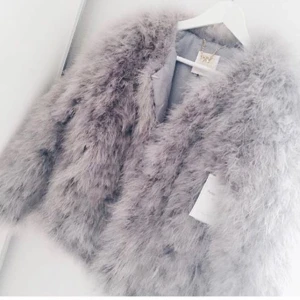  - Pellobello fjäderjacka i färgen silver grey och i storlek M. Men den är väldigt liten i storlek och passar mig som har XS/S. Super mysig och snygg jacka, men inte riktigt min stil, därför jag säljer den. Har swish och fraktar mot betalning. Bara att höra av dig om det finns några funderingar 😅