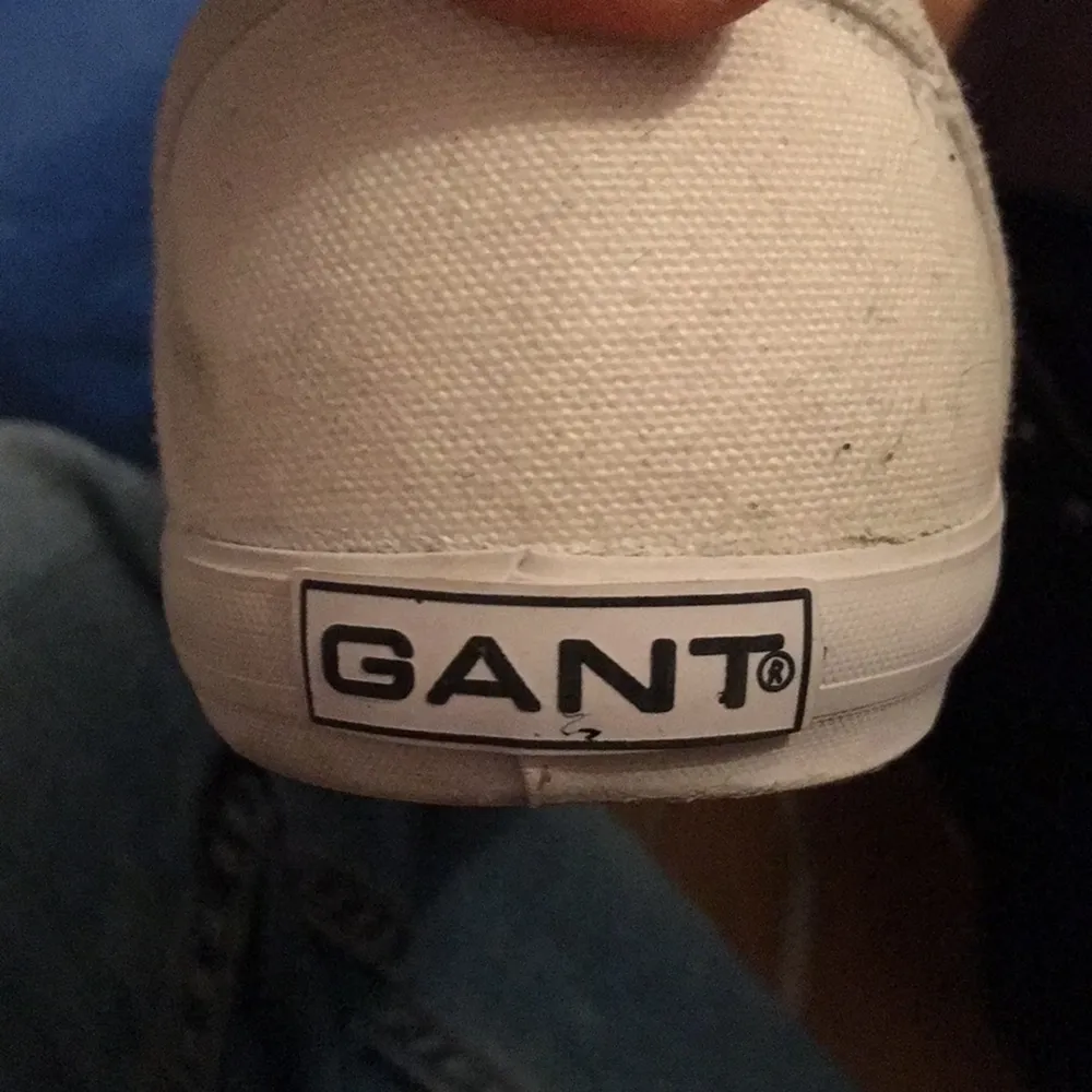 Vita sneakers från GANT, använda två gånger. Säljes pga fel storlek.. Skor.